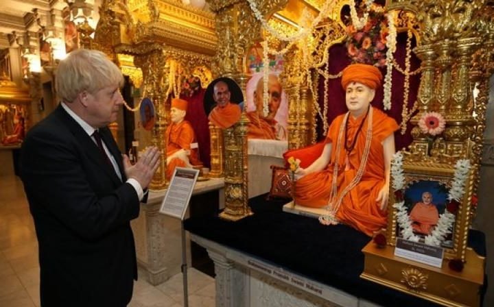 British Prime Minister visits Hindu temple, pledges support to Modi’s new India mission