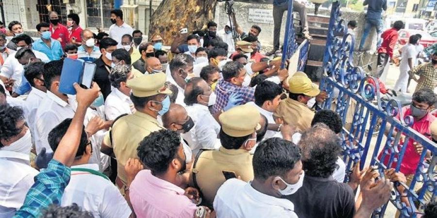 Vasanthakumar’s body was kept for people to pay their last respects at Kamarajar Memorial Hall in Chennai on Saturday