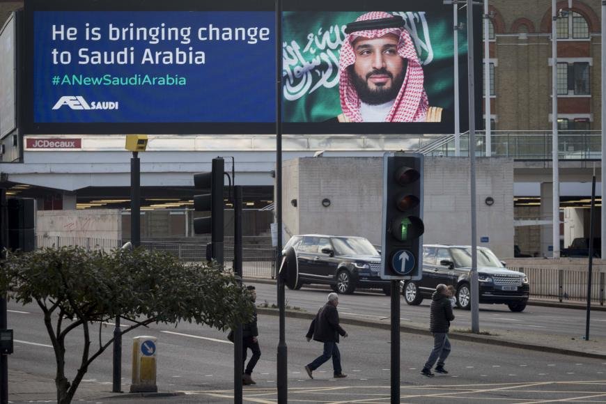 The face of Saudi Crown Prince Mohammed bin Salman appears on a large billboard on West Cromwell Road, on March 7, 2018, in London, England. "He is bringing change to Saudi Arabia," the ads say. © Richard Baker